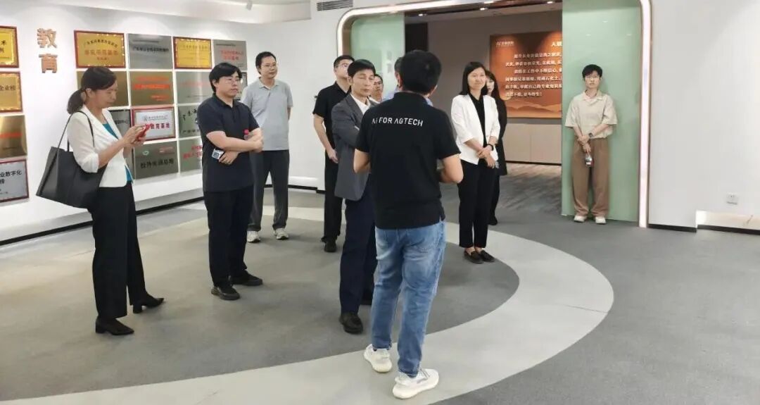 榆林大学农业与生物技术学院党委书记一行到访7790必发集团控股，共探校企结合与智慧农业新机缘